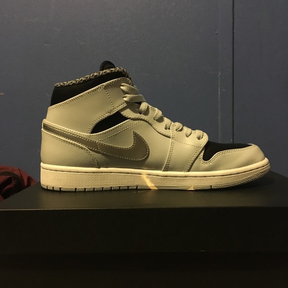 Air Jordan 1 retro mid almost ds  worn one size 10 - Picture 2 of 7